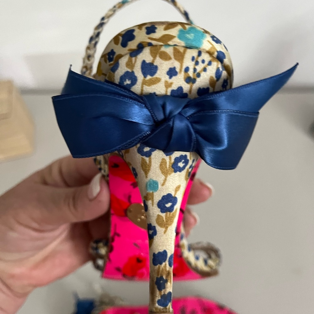 LIMITED EDITION Betsey Johnson BLUE BOW Floral STILETTO Size 10M - Picture 5 of 9